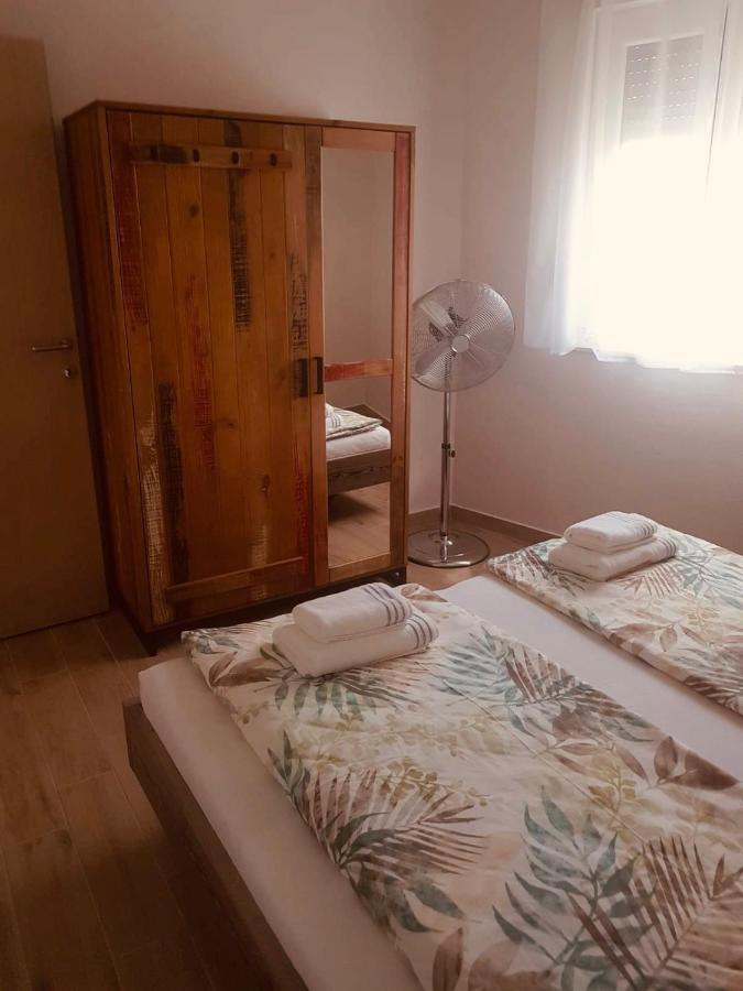 Apartmani Tin Starigrad Paklenica Exterior photo